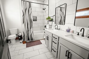 Douche, sèche-cheveux, serviettes fournies, savon