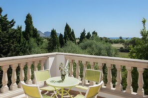 Outdoor dining - Rural house 'Can Toni' with private pool, terrace and Wi-Fi (Illes Balears)