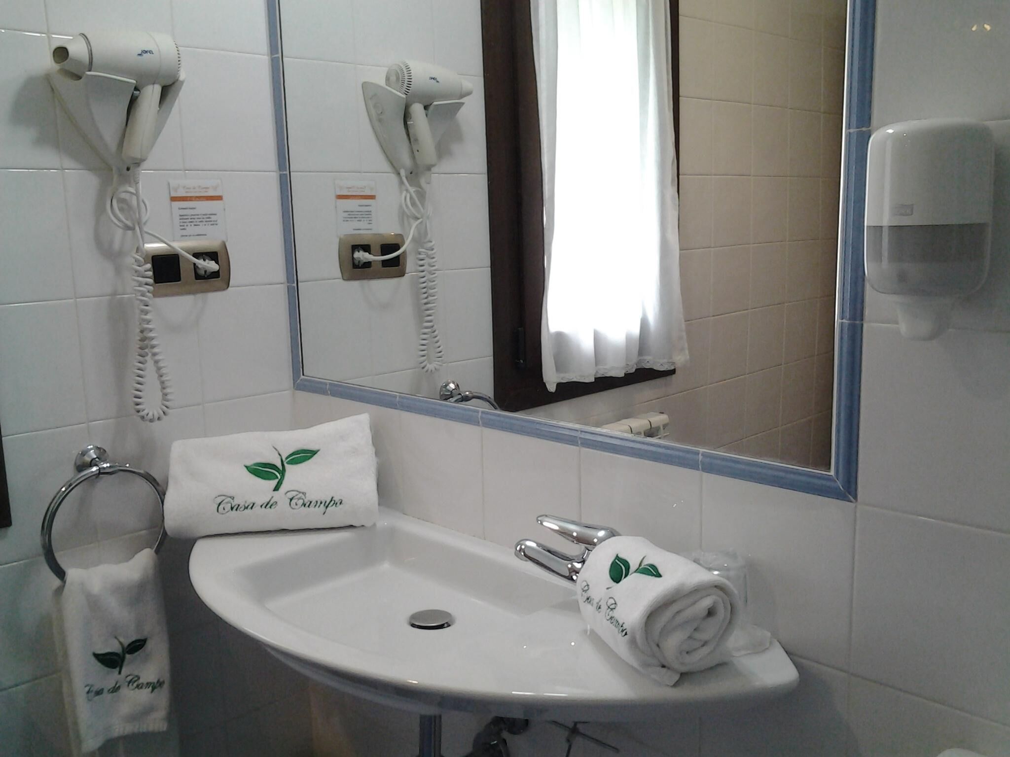 Een haardroger, handdoeken, zeep, shampoo