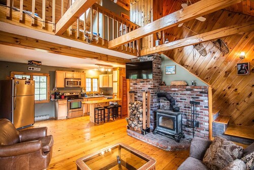 Cozy Private Cabin in Andover - Fireplace & Hot tub