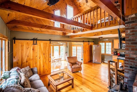 Living area. Cozy Private Cabin in Andover - Fireplace & Hot tub
