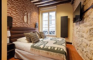 Iron/ironing board, WiFi, bed sheets - A REFINED PIED-À-TERRE COMBINES PARISIAN CHARM WITH MODERN COMFORT – LE MARAIS (Paris)