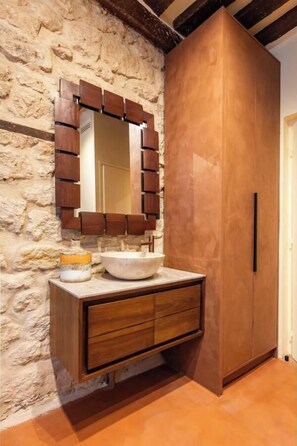 Shower, hair dryer, towels, soap - A REFINED PIED-À-TERRE COMBINES PARISIAN CHARM WITH MODERN COMFORT – LE MARAIS (Paris)