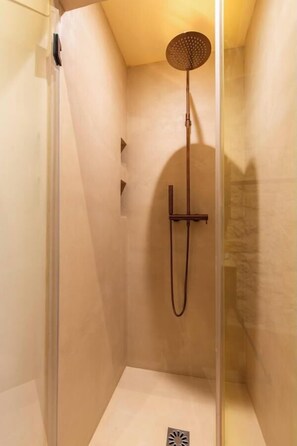 Shower, hair dryer, towels, soap - A REFINED PIED-À-TERRE COMBINES PARISIAN CHARM WITH MODERN COMFORT – LE MARAIS (Paris)