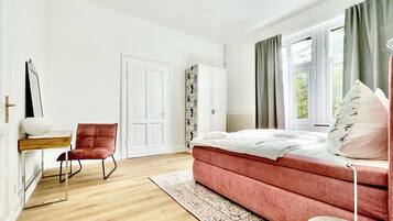 4 bedrooms, desk, iron/ironing board, free WiFi