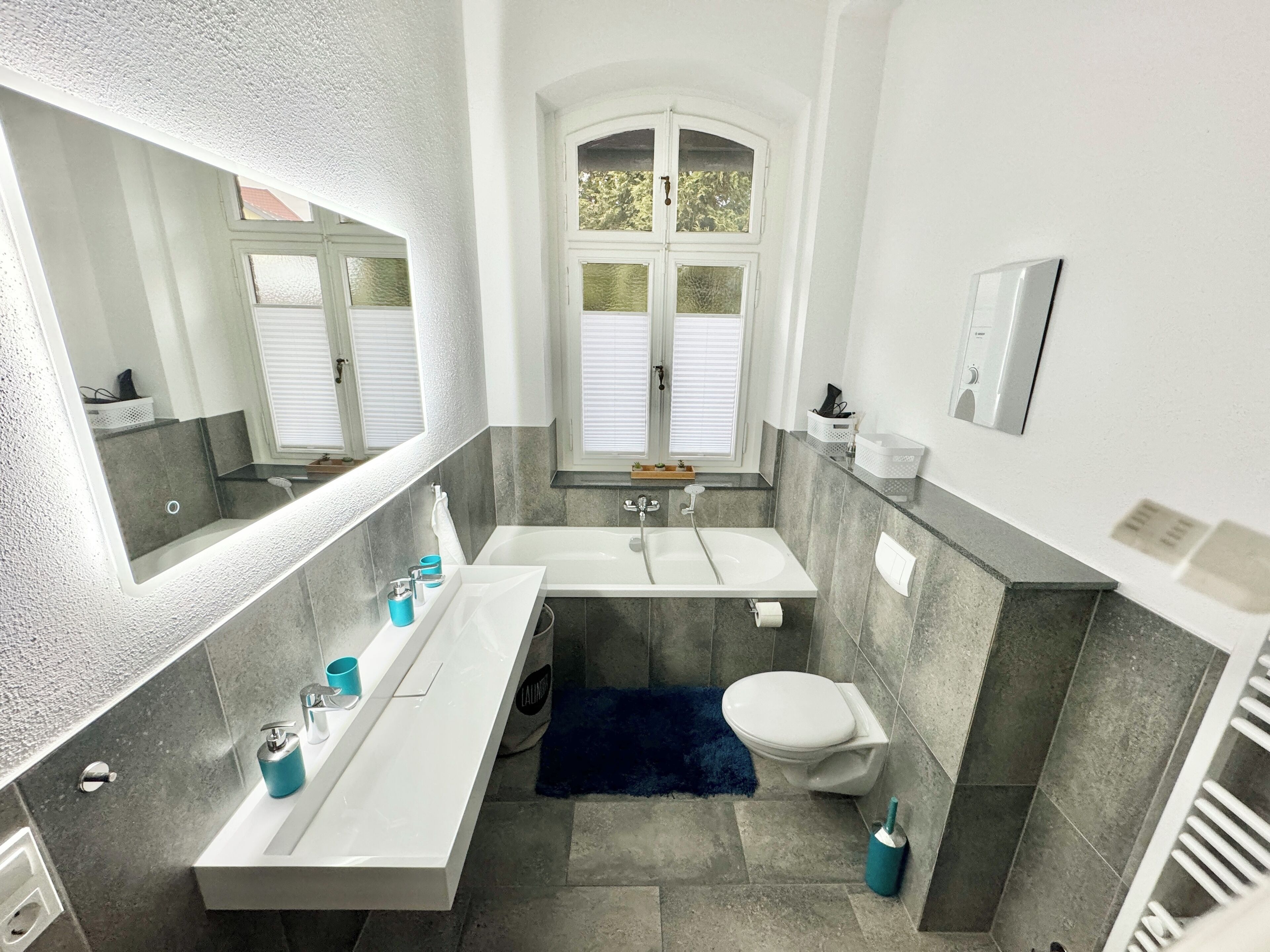 Haartrockner, Handtücher, Seife, Toilettenpapier
