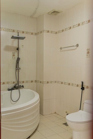 Bathroom - 5-Bedroom Villa with En-suite Bathrooms for 10 Guests in Thu Duc City Center (Thành phố Hồ Chí Minh)