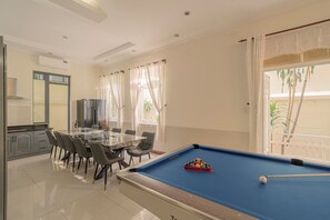Dining - 5-Bedroom Villa with En-suite Bathrooms for 10 Guests in Thu Duc City Center (Thành phố Hồ Chí Minh)