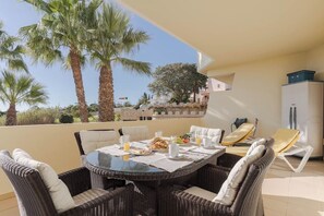 Outdoor dining - Palm Breeze Retreat in Albufeira w/ Pool & Balcony (Albufeira)