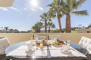 Outdoor dining - Palm Breeze Retreat in Albufeira w/ Pool & Balcony (Albufeira)