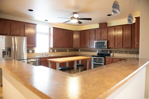 Private kitchen - Discover Tranquility at 7 Pines: Your Perfect Retreat Near the Grand Canyon (Grand Canyon Village)