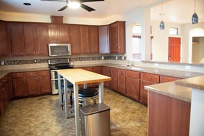 Private kitchen - Discover Tranquility at 7 Pines: Your Perfect Retreat Near the Grand Canyon (Grand Canyon Village)