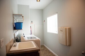 Hair dryer, towels, soap, toilet paper - Discover Tranquility at 7 Pines: Your Perfect Retreat Near the Grand Canyon (Grand Canyon Village)