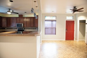 Private kitchen - Discover Tranquility at 7 Pines: Your Perfect Retreat Near the Grand Canyon (Grand Canyon Village)