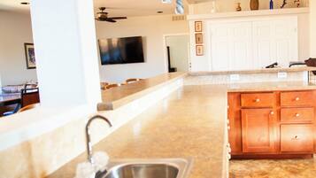 Fridge, microwave, stovetop, dishwasher