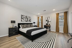 Een bureau, een strijkplank/strijkijzer, wifi, beddengoed