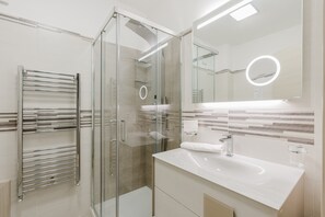 Suihku, ilmaiset hygieniatuotteet, hiustenkuivaaja, pyyhkeet