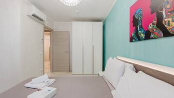 Een strijkplank/strijkijzer, wifi, beddengoed