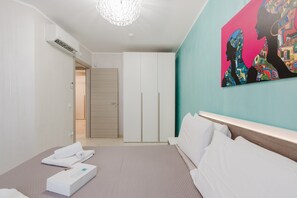 Tabla de planchar con plancha, wifi y ropa de cama 