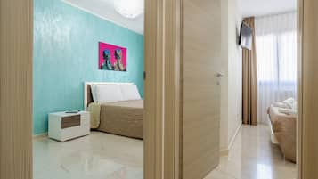 Tabla de planchar con plancha, wifi, ropa de cama