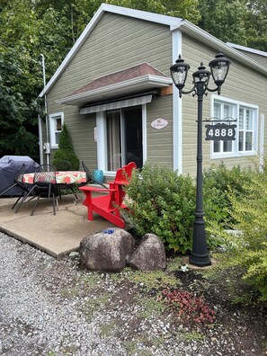 Outdoor dining - Welcome to the pet-free family. In the countryside, 20 minutes from Old Quebec. (Saint-Jean-de-l'Île-d'Orléans)