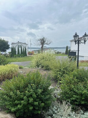 Property grounds - Welcome to the pet-free family. In the countryside, 20 minutes from Old Quebec. (Saint-Jean-de-l'Île-d'Orléans)