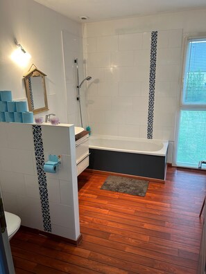 Hair dryer, towels, soap, toilet paper - Country room (Pléguien)