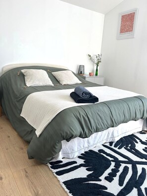 Iron/ironing board, WiFi, bed sheets - Country room (Pléguien)