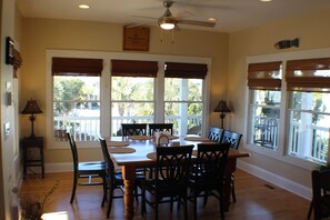 Dining - Charming 3-BR house, ocean views, community saltwater pool and fishing dock.  (North Topsail Beach)