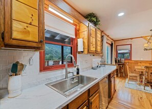 Fridge, microwave, oven, stovetop - Maggie’s Mountain View-Breathtaking Views! Hot Tub (Maggie Valley)