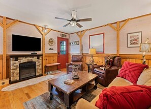 TV, fireplace, stereo - Maggie’s Mountain View-Breathtaking Views! Hot Tub (Maggie Valley)