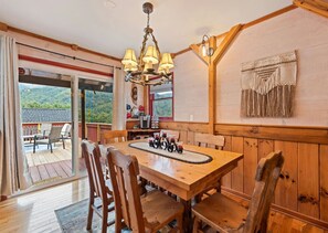 Dining - Maggie’s Mountain View-Breathtaking Views! Hot Tub (Maggie Valley)