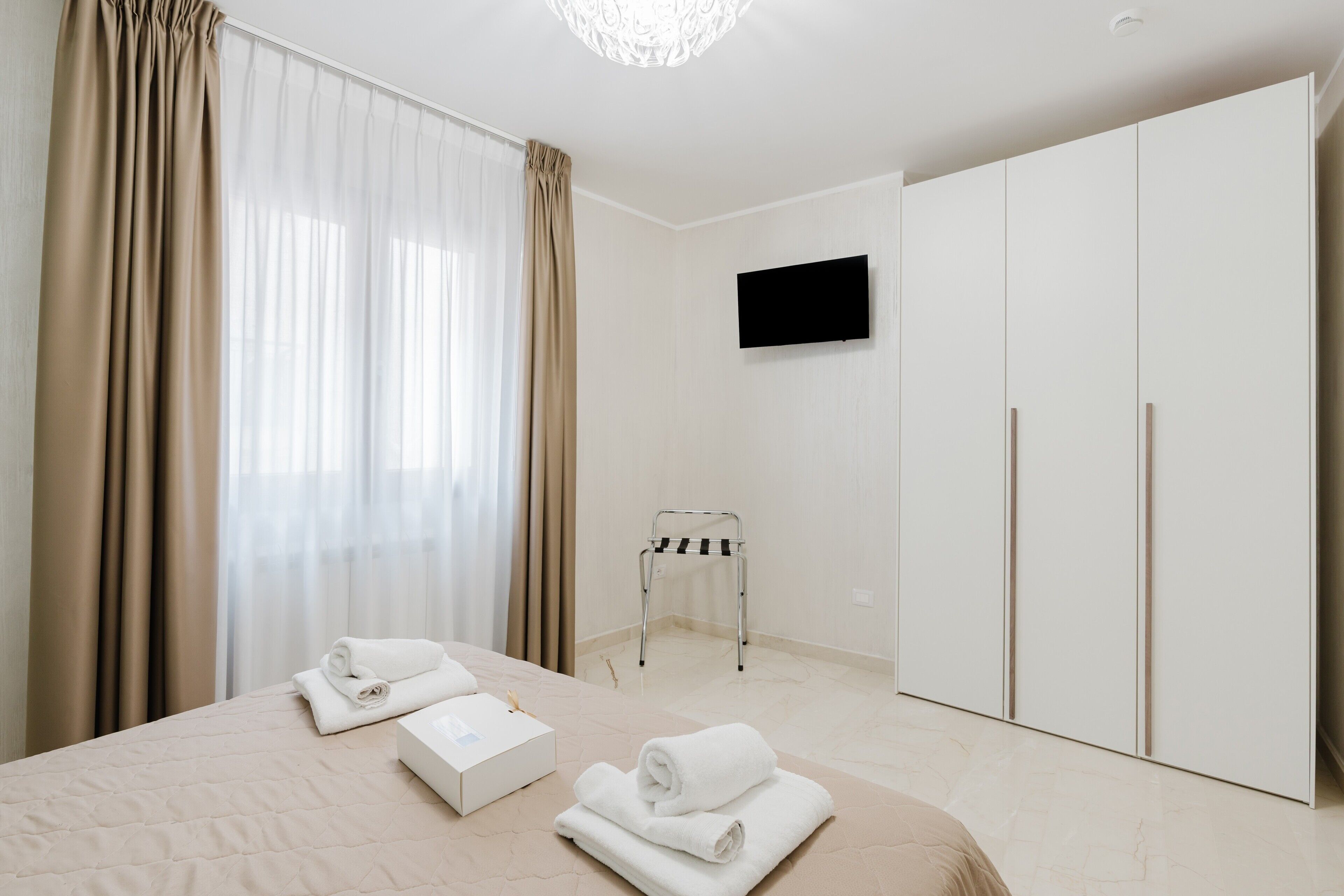 Iron/ironing board, WiFi, bed sheets