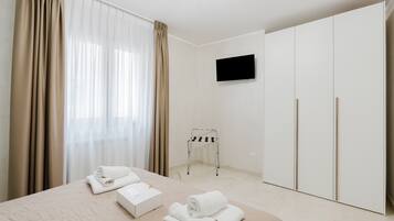 Iron/ironing board, WiFi, bed sheets