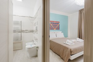 Strykjärn/strykbräda, wi-fi och sängkläder