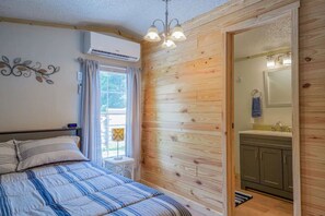 Iron/ironing board, WiFi, bed sheets - Creekside Joy- Beautiful Home,20 Min to Asheville (Arden)