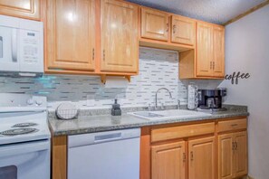 Coffee/tea maker, fridge, microwave, oven - Creekside Joy- Beautiful Home,20 Min to Asheville (Arden)