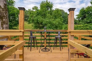 Outdoor dining - Creekside Joy- Beautiful Home,20 Min to Asheville (Arden)