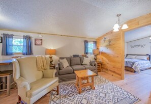 TV - Creekside Joy- Beautiful Home,20 Min to Asheville (Arden)