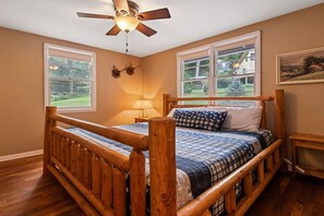 2 bedrooms, iron/ironing board, travel cot, WiFi - Red Robin Hill-Great Location, Pet Friendly, Creek (Maggie Valley)