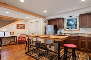 Microwave, oven, stovetop, coffee/tea maker - Red Robin Hill-Great Location, Pet Friendly, Creek (Maggie Valley)