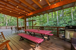 Outdoor dining - Red Robin Hill-Great Location, Pet Friendly, Creek (Maggie Valley)