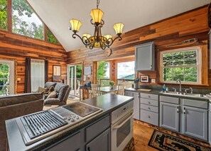 Fridge, microwave, oven, stovetop - Cubby Bear Cabin-Peaceful, Pet Friendly Great View (Maggie Valley)