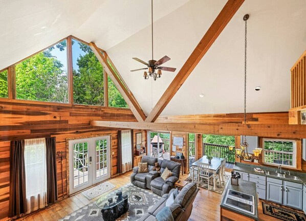 TV, fireplace - Cubby Bear Cabin-Peaceful, Pet Friendly Great View (Maggie Valley)