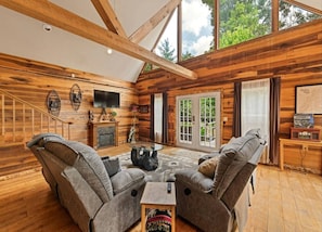 TV, fireplace - Cubby Bear Cabin-Peaceful, Pet Friendly Great View (Maggie Valley)