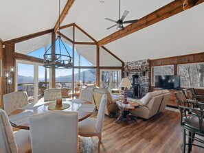 TV, fireplace, ping pong - Murray’s Mountaintop Getaway-Majestic Views! (Waynesville)