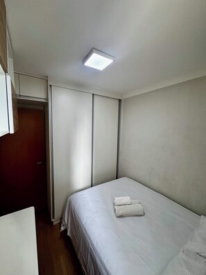 Internet, bed sheets - Fully furnished apartment 1km from the beach club. (Uberlândia)