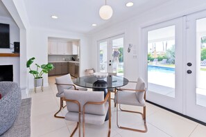 Dining - Spacious 4-bedroom house in serene Palm Springs with spectacular Pool and yard (Palm Springs)