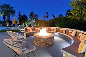 Terrace/patio - Spacious 4-bedroom house in serene Palm Springs with spectacular Pool and yard (Palm Springs)