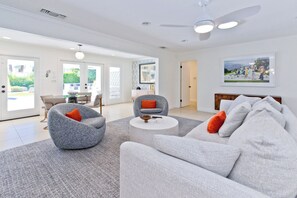 TV, fireplace - Spacious 4-bedroom house in serene Palm Springs with spectacular Pool and yard (Palm Springs)